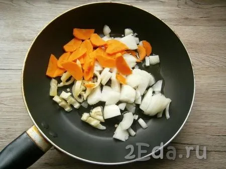 Очищенные лук и морковь нарезать кусочками, перец болгарский - соломкой. Выложить овощи в сковороду, влить 2 столовые ложки растительного масла.