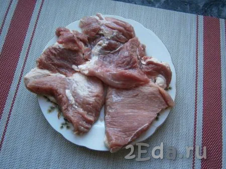Мякоть свинины разрезать на плоские большие ломти (как для отбивных).