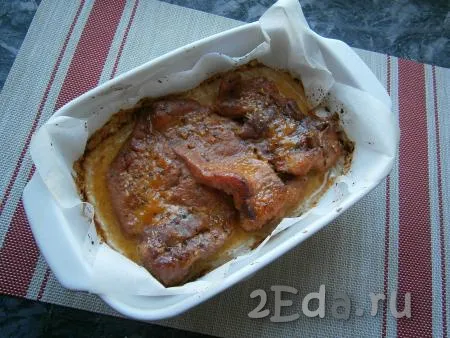 Поместить форму со свининой в медово-горчичном соусе в разогретую до 180-190 градусов духовку на 40-45 минут.