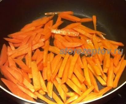 Морковь соломкой на сковороде
