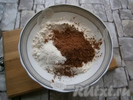 Отдельно смешать муку с разрыхлителем и просеянным через ситечко какао-порошком. 