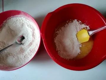 В отдельной миске просеять сухие ингредиенты: муку, ванилин, разрыхлитель и ,постепенно помешивая, добавить в жидкую основу.