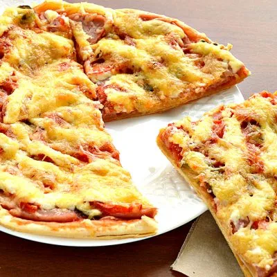 Пицца с солеными корнишонами и ветчиной - рецепт с фото