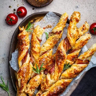 Хрустящие хлебные палочки с сыром и беконом - рецепт с фото