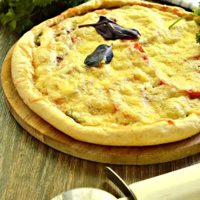 Пицца на слоёном тесте с колбасой, огурцами и сыром - рецепт с фото