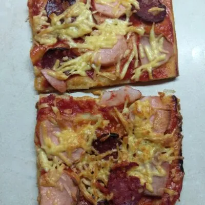 Пицца с тремя видами мяса на слоенном тесте - рецепт с фото