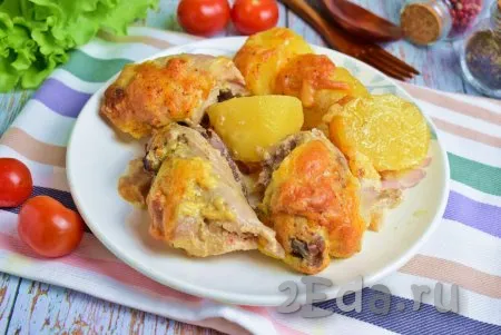 Куриные бёдра с картошкой в сметане в духовке