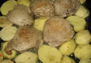Бедра куриные в духовке с картошкой - фото шаг 1