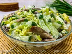 Салат из отварного языка с пекинской капустой и свежим огурцом