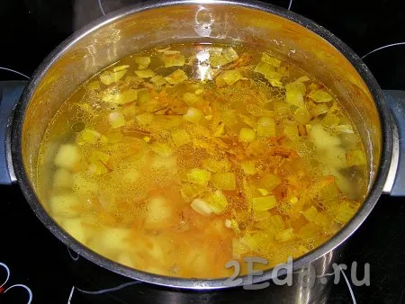 Когда картошка станет мягкой, достаём из кастрюли лавровый лист. Выкладываем в кастрюлю с картошкой обжаренные лук с морковью и чесноком. Приправы, которые обычно добавляются в пакетики с лапшой, также можно положить в суп. Солим суп (учитывайте, что в состав приправ, которые прилагаются к 