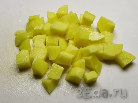 Картофель моем, очищаем от кожуры и нарезаем на, примерно, одинаковые кубики (или брусочки).