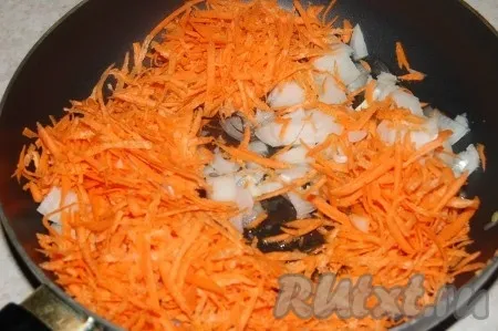 Очистить морковку и лук. Морковь натереть на крупной тёрке, лук нарезать небольшими кусочками. Обжарить овощи на сливочном (или растительном) масле на среднем огне, помешивая, до мягкости.