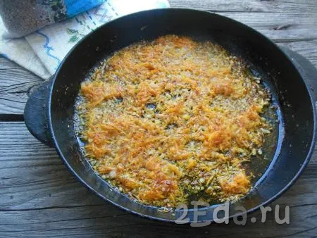 Растительное масло налейте на сковороду, хорошо разогрейте, затем выложите морковку с луком и обжарьте на среднем огне, помешивая, до золотистого цвета.
