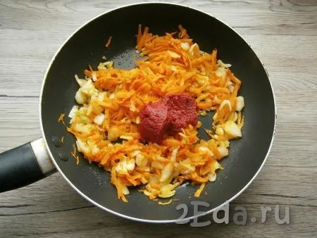Обжарить морковку с луком до мягкости, перемешивая, затем добавить томатную пасту.