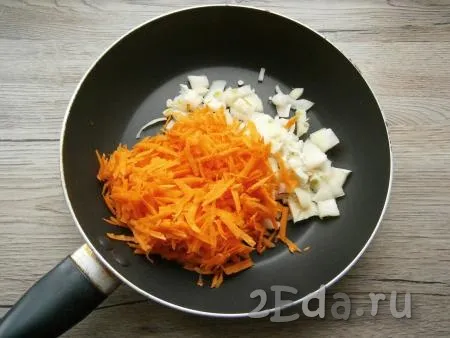 Лук репчатый нарезать небольшими кусочками, морковь натереть на крупной терке, поместить в сковороду с растительным маслом.