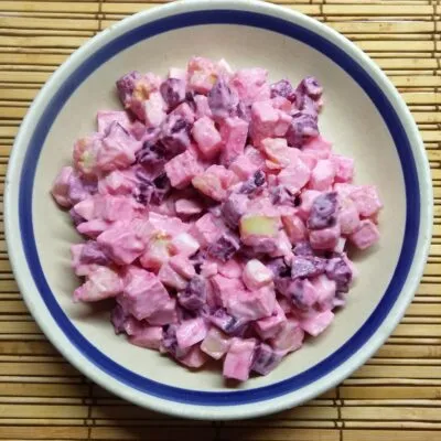 Салат со свеклой, колбасой и картофелем - рецепт с фото