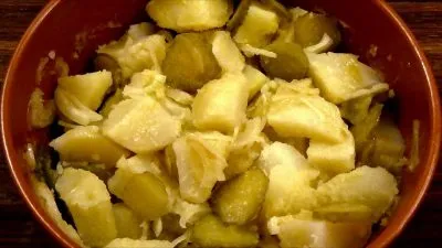 Картофельный салат по-немецки с маринованными огурцами