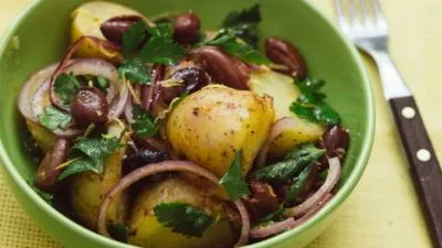 Картофельный салат с маслинами и красным луком