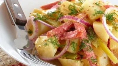 Немецкий картофельный салат с сосисками
