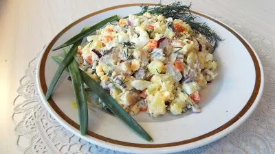 Салат из селедки с картофелем, яйцами и луком
