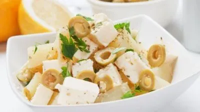 Картофельный салат с оливками и сыром фета