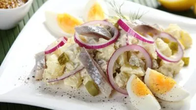 Картофельный салат с сельдью и яйцами