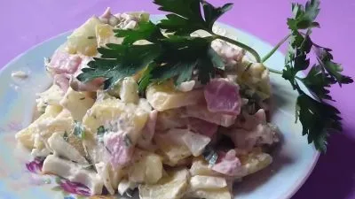 Картофельный салат с ветчиной и солеными огурцами