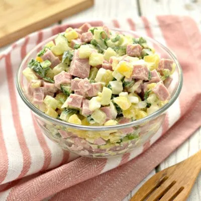 Простой салат с колбасой, картошкой и огурцом - рецепт с фото
