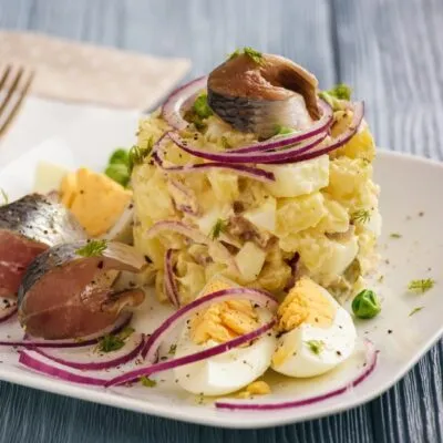 Салат из сельди с картофелем, яйцами, огурцами - рецепт с фото