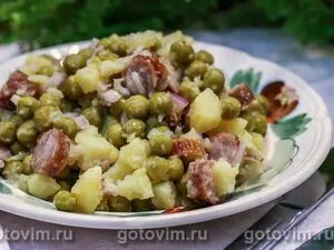 Картофельный салат с жареными колбасками 