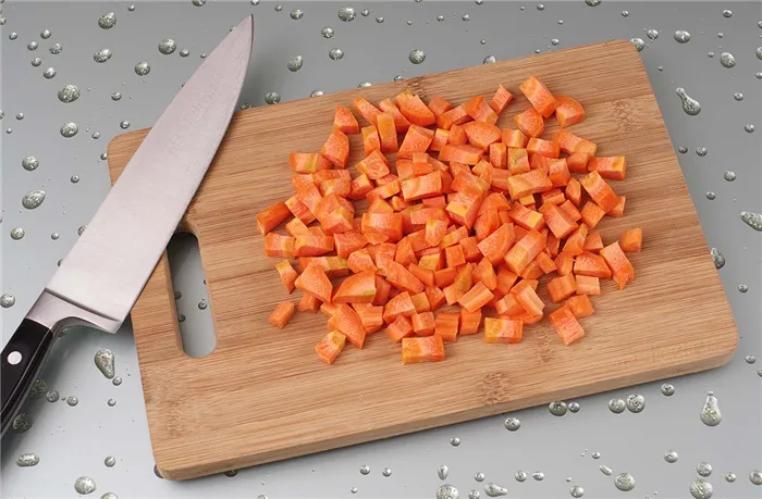 Морковь порезать кубиками