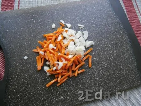 Морковку нарезать соломкой. На небольшие кусочки нарезать лук.