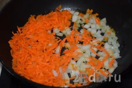 Пока варится бульон, приготовим овощную зажарку. Морковь и лук очистим. Нарежем лук мелкими кубиками, а морковь натрем на крупной терке, отправляем овощи в сковороду к растительному и сливочному маслу, обжариваем на медленном огне до прозрачности овощей, иногда помешивая.