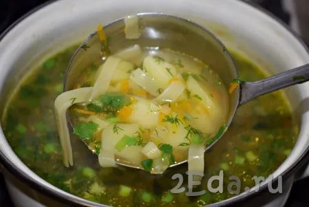Наш чудесный куриный суп с картофелем и лапшой готов, он получается очень ароматным и вкусным. Подаем его горячим, разлив по тарелкам.