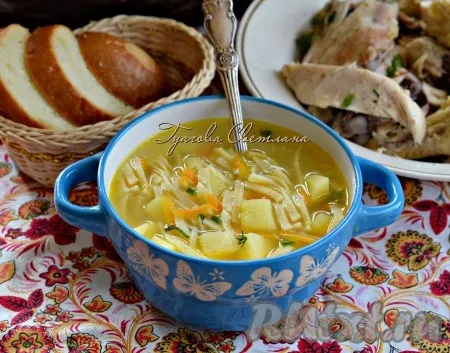 Куриный суп с лапшой и картошкой получается сытным и очень вкусным. Он, наверняка, понравится всей семье. 