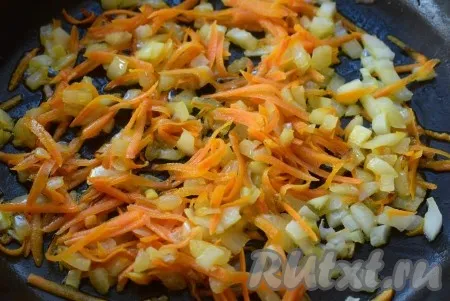 Пока картофель варится, на растительном масле обжариваем мелко нарезанную луковицу и натертую на крупной терке морковь. Когда лук станет прозрачным и овощи слегка зарумянятся, выключаем огонь и кладем на сковороду к овощам кусочек сливочного масла для аромата и сливочного вкуса.