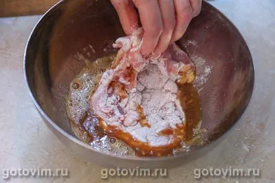 Как приготовить: кусочки куриного филе в чипсах. К куриным кусочкам добавляем соль и паприку, перемешиваем.