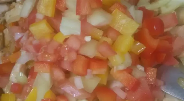 Фото приготовления рецепта: Курица с овощами в кисло-сладком соусе, шаг №5