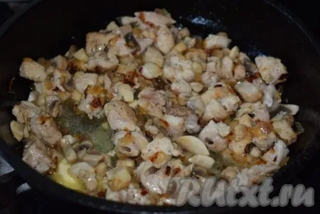 Добавляем к курице с луком грибы и жарим ещё минут 5, солим и перчим содержимое сковороды по вкусу.