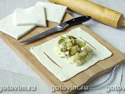 Лодочки из слоеного теста с куриным филе, картофелем и солеными огурцами, Шаг 06