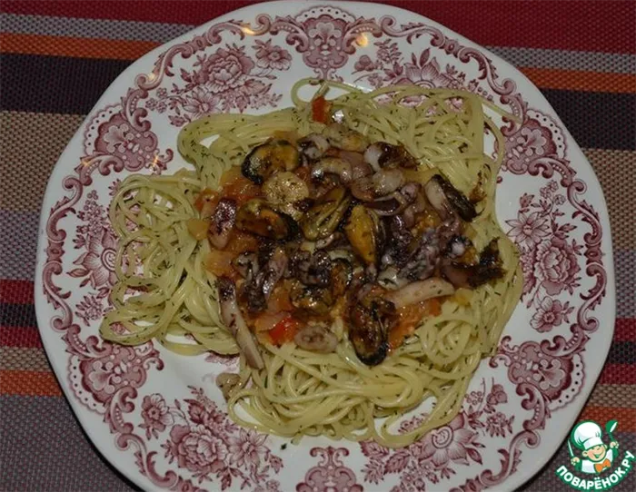 Рецепт: Спагетти с морепродуктами и томатно-луковым соусом