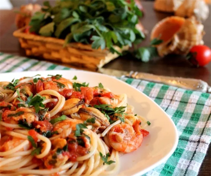 Спагетти в томатно-базиликовым соусом с морепродуктами