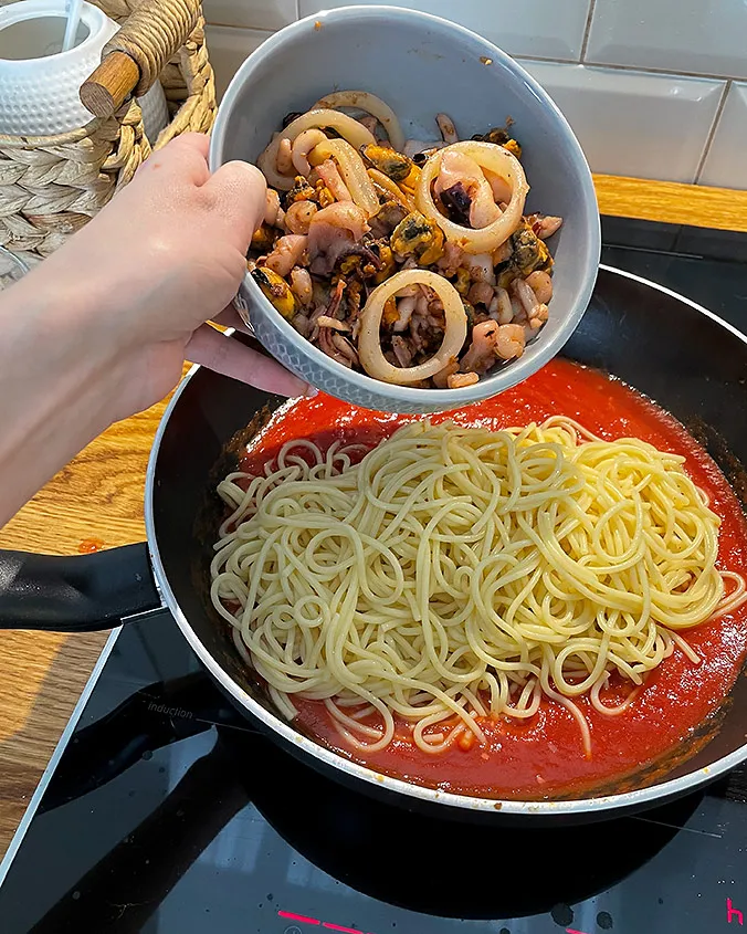Паста с морепродуктами в томатном соусе