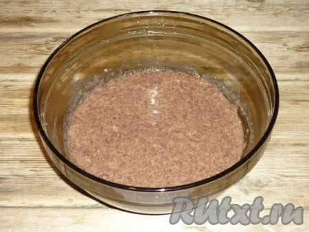 Приготовленное тесто для печеночных оладий оставить минут на 10-15, чтобы манка набухла. 