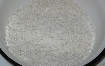 промываем рис под водой