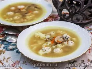 Суп с фрикадельками из индейки, цветной капустой и грибами