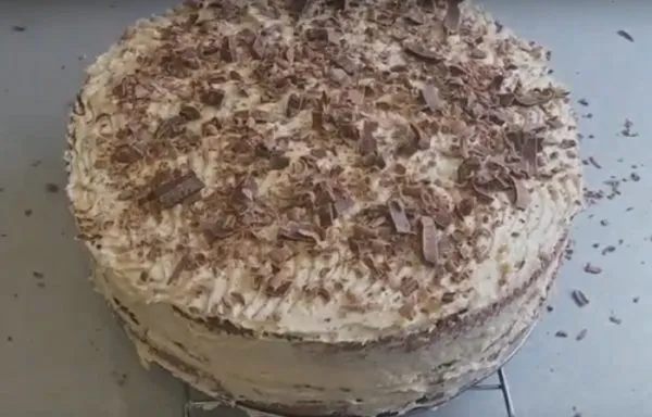 Готовый торт с кремом из халвы