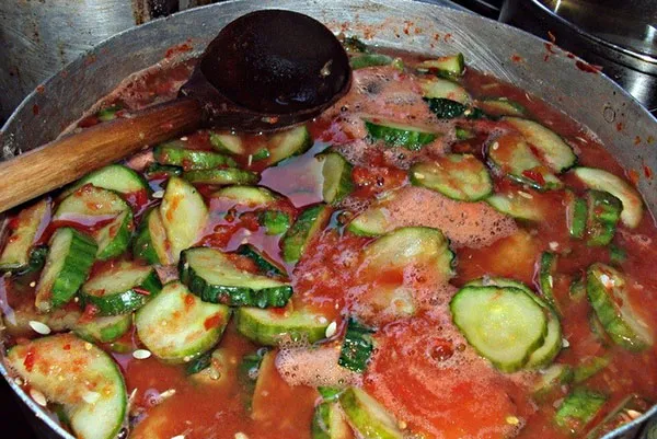 Огурцы в томатной заливке – рецепты вкусных заготовок на зиму