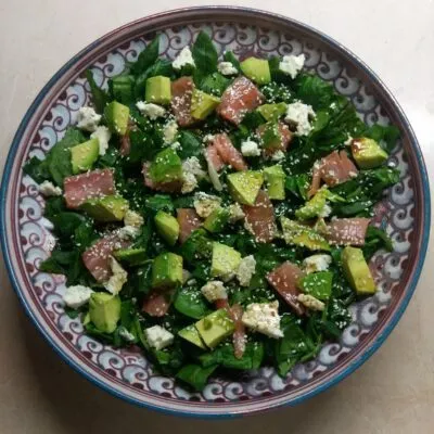 Рыбный салат со шпинатом, сыром и авокадо - рецепт с фото