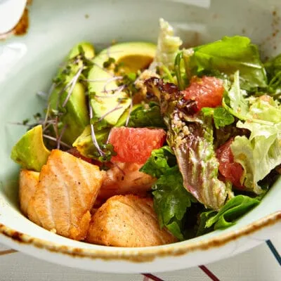 Салат с жареным лососем, авокадо и грейпфрутом - рецепт с фото